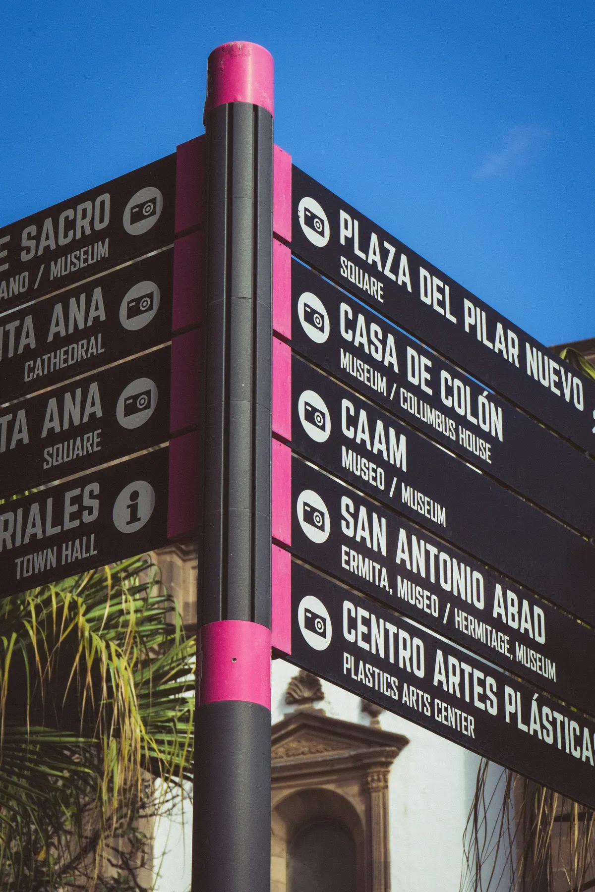 A signpost in Vegueta pointing to the Casa de Colón, Santa Ana Cathedral, the CAAM and other sights