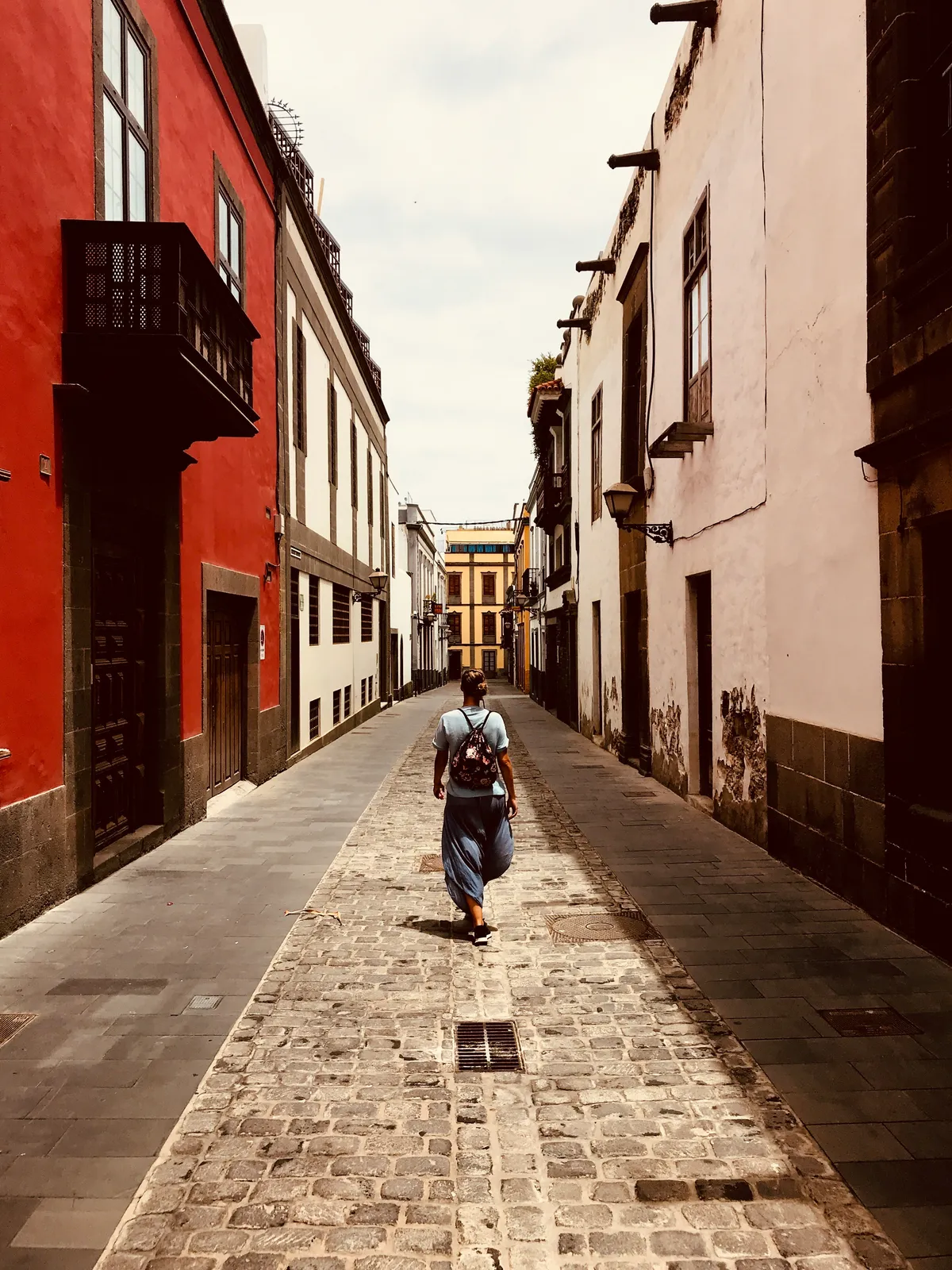A cobbled street in Vegueta with colourful façades and wooden balconies